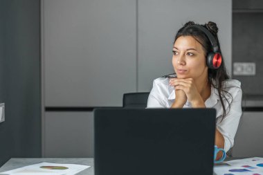 Genç öğrenci çevrimiçi çalışıyor. Ofis çalışanı. Ofiste çalışan bir iş kadını. Uygun bir iş yeri. Uzaktan kumanda. Fazladan para kazan. Para kazanmak. Hobileri nakite çevirmek. Yetenekli bir iş. Tutkuyu işe dönüştürmek. Para ödülleri.