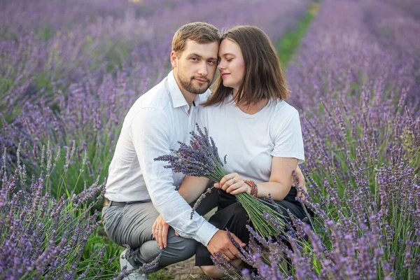 Прекрасная Счастливая Пара Гуляющая Фиолетовому Лавандовому Полю Развлекающаяся Цветочном Лугу — стоковое фото