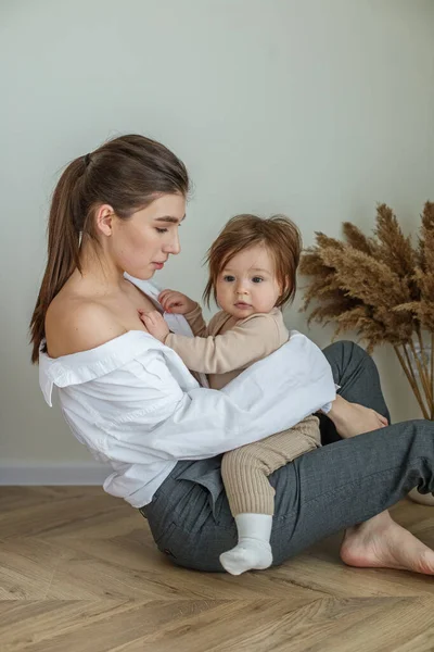 Little Baby Girl Sits Her Mother Lap Plays Spend Time — Stockfoto