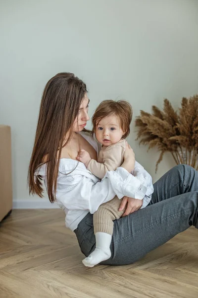 Little Baby Girl Sits Her Mother Lap Plays Spend Time — Stockfoto
