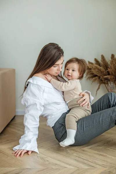 Little Baby Girl Sits Her Mother Lap Plays Spend Time — Stockfoto