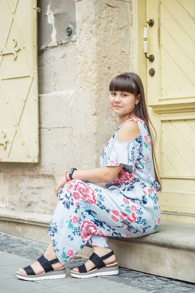 Foto Una Adolescente Que Está Sentada Escalón Ciudad Temporada Verano — Foto de Stock