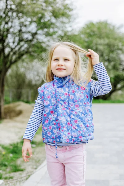 Menina Criança Loira Bonito Pequeno Está Jogando Parque Conceito Infância — Fotografia de Stock