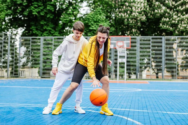 Dívka Její Mladší Bratr Teenager Hrají Basketbal Moderním Basketbalovém Hřišti — Stock fotografie