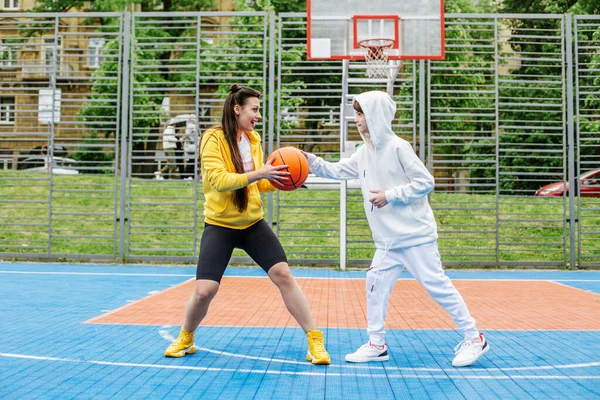 Girl Her Younger Brother Teenager Play Basketball Modern Basketball Court — Stock Photo, Image