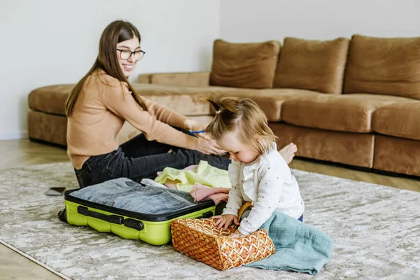 Vakantie Voorbereiding Jonge Vrouw Pakt Koffer Voor Reis Met Baby — Stockfoto