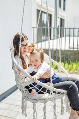 Mutlu annelikler. Mutlu bir aile. Tatilleri birlikte geçirin. Anne ve küçük kızı yazın dışarıdalar..