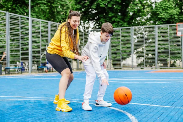 Flicka Och Hennes Lillebror Tonåring Spelar Basket Modern Basketplan Bar — Stockfoto