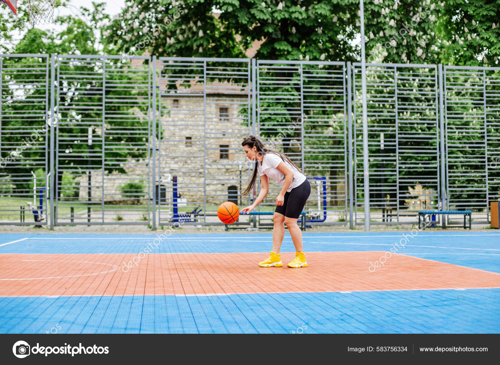 Foto Vertical De Uma Pessoa Jogando Basquete Foto de Stock