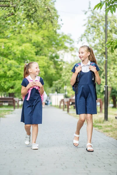 Dvě Šťastné Děti Chodí Školy Batohy Koncept Zpět Školy Učení — Stock fotografie