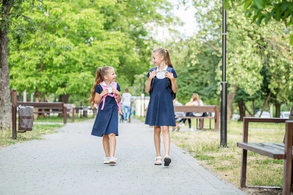 Deux Enfants Heureux Vont École Avec Des Sacs Dos Concept — Photo