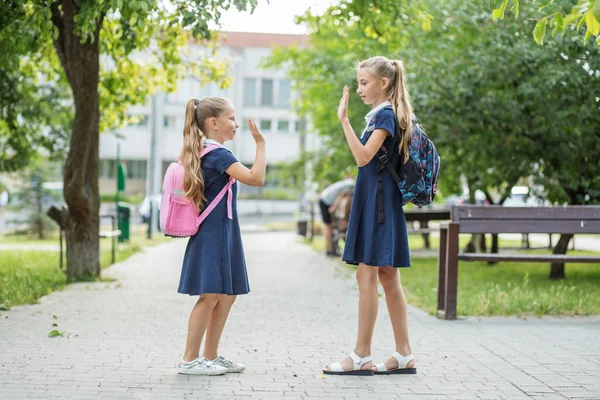 Двоє Щасливих Дітей Зустрілися Біля Школи Рюкзаками Концепція Повернення Школи — стокове фото