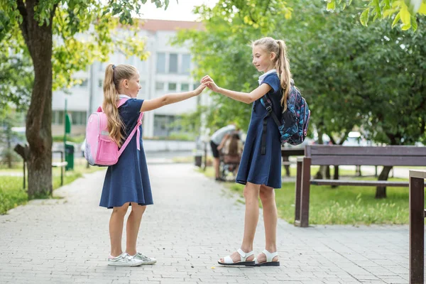 Two Happy Children Met School Backpacks Concept Back School Learning — ストック写真