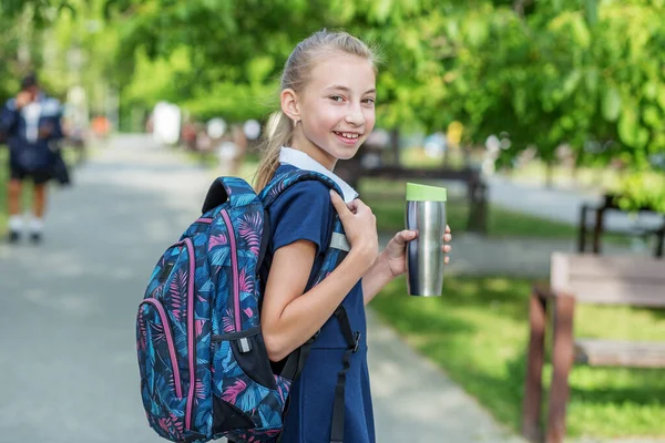 Gülümseyen Liseli Kız Çocuğu Okula Sırt Çantası Içkiyle Gider Okula — Stok fotoğraf