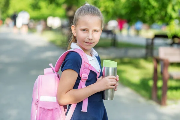 Glimlachend Schoolmeisje Gaat Naar School Met Roze Rugzak Metalen Thermo — Stockfoto