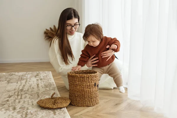 Kvinnan Med Glasögon Babyn Brun Stickad Tröja Begreppet Lycklig Familj — Stockfoto