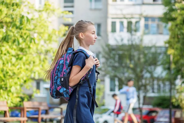 Menina Adolescente Bonita Com Mochila Vai Para Escola Conceito Volta — Fotografia de Stock