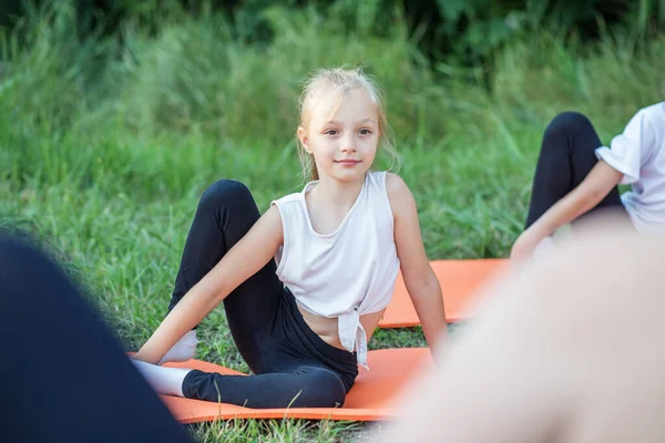 Group Children Doing Exercises Stretching Nature Using Sports Mats Workout —  Fotos de Stock