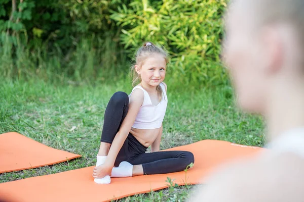 Group Children Doing Exercises Stretching Nature Using Sports Mats Workout — Photo