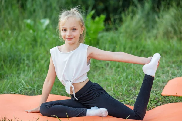 Cute Little Girl Doing Gymnastics Concept Sports Leisure Active Lifestyle — Foto de Stock