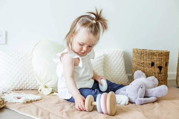 Toddler Child Plays Developmental Toys Little Girl Makes Pyramid Basket — Stock fotografie