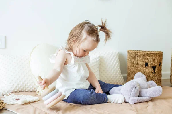 Toddler Child Plays Developmental Toys Little Girl Makes Pyramid Basket — Stock fotografie