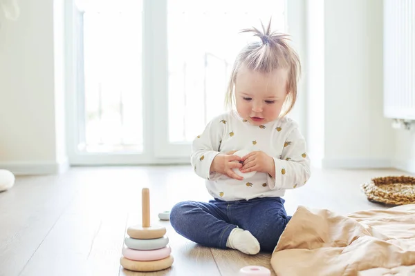 Toddler Child Plays Developmental Toys Little Girl Makes Pyramid Basket — Stock fotografie