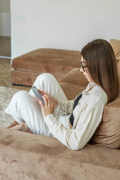 Brunette Woman Uses Mobile Phone Reads Social Networks Relaxes Sits — Photo