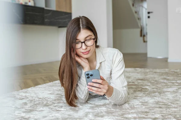 Portrait Brunette Girl Using Smartphone Texting Social Networks Resting Lying — 스톡 사진