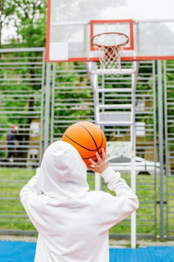 Spor anlayışı, hobiler ve sağlıklı yaşam tarzı. Çocuk okul çocuğu yaz gününde basketbol antrenmanı yapıyor..