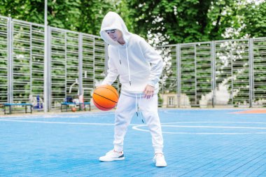 Spor anlayışı, hobiler ve sağlıklı yaşam tarzı. Çocuk okul çocuğu yaz gününde basketbol antrenmanı yapıyor..