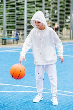 Spor anlayışı, hobiler ve sağlıklı yaşam tarzı. Çocuk okul çocuğu yaz gününde basketbol antrenmanı yapıyor..