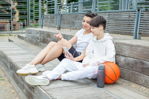 Basketball Reusable Water Bottle Young Brother Sister Use Smartphone Wireless — 스톡 사진