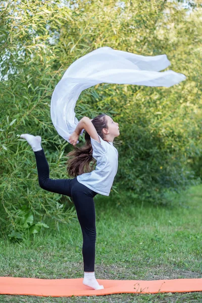 Kinderturnerin Trainiert Hof Mit Weißem Tuch Sport Und Tanz Rhythmische — Stockfoto