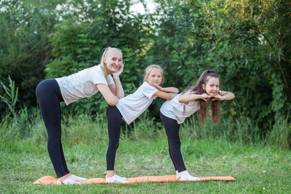 Konzept Von Sport Gesundem Lebensstil Und Hobbys Sportübungen Und Tanzaufführungen — Stockfoto