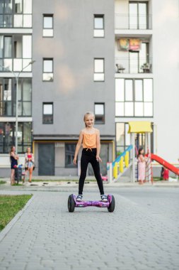 Kendini dengeleyen scooter. Elektrikli scooter modern bir çevre dostu ulaşım biçimidir..