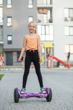 Kendini dengeleyen scooter. Elektrikli scooter modern bir çevre dostu ulaşım biçimidir..