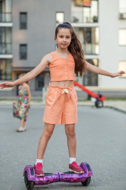 Kendini dengeleyen scooter. Elektrikli scooter modern bir çevre dostu ulaşım biçimidir..