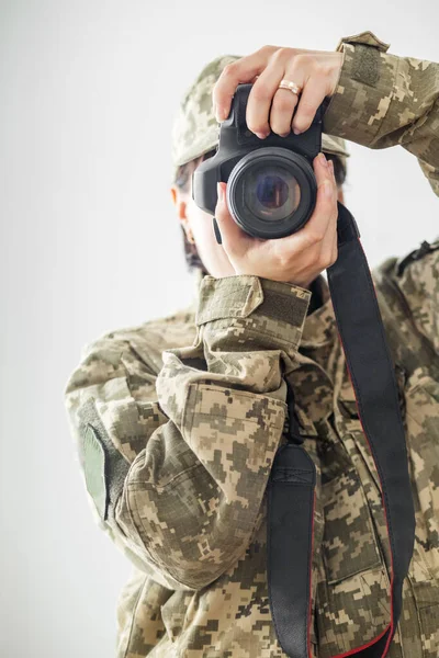 Vojenský Tisk Fotograf Žena Profesionální Kamerou Bílém Pozadí — Stock fotografie