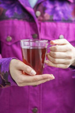 Bir fincan sıcak çay, kadın ellerinde. Geçmişi. İçecek konsepti, yaşam tarzı, sonbahar ve kış. Yatay