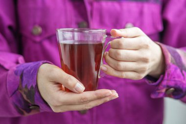 Bir fincan sıcak çay, kadın ellerinde. Geçmişi. İçecek konsepti, yaşam tarzı, sonbahar ve kış. Yatay