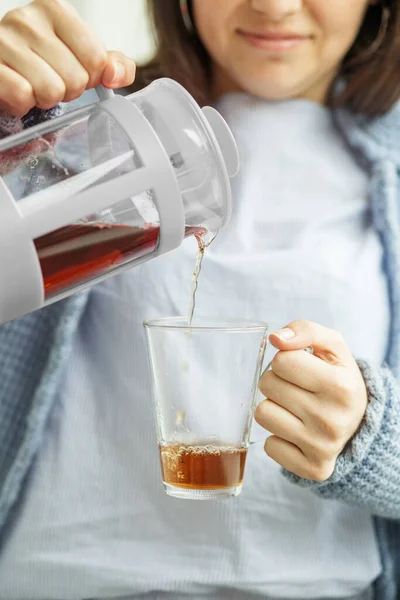 閉じカップに熱いお茶を注ぐ女性のアップ 飲料のコンセプト ライフスタイル 秋と冬 — ストック写真