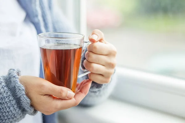 女性の手の中に熱いお茶のカップを閉じる 飲料のコンセプト ライフスタイル 秋と冬 — ストック写真