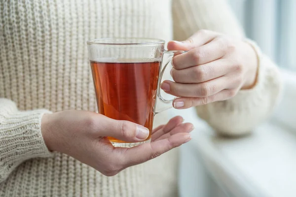 女性の手の中に熱いお茶のカップを閉じる 飲料のコンセプト ライフスタイル 秋と冬 — ストック写真