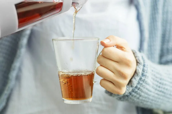 閉じカップに熱いお茶を注ぐ女性のアップ 飲料のコンセプト ライフスタイル 秋と冬 — ストック写真