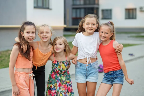Skupina Dívek Hraje Dvorku Dětství Volný Čas Přátelství Koncept — Stock fotografie