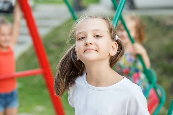 Holčička Jezdí Houpačce Hřišti Dětství Zábava Volný Čas Koncept — Stock fotografie