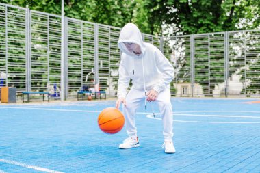 Spor anlayışı, hobiler ve sağlıklı yaşam tarzı. Çocuk okul çocuğu yaz gününde basketbol antrenmanı yapıyor..