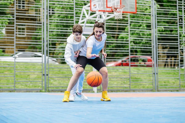 Fille Son Jeune Frère Adolescent Jouent Basket Ball Sur Terrain — Photo