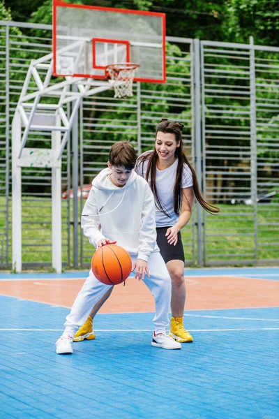 Fille Son Jeune Frère Adolescent Jouent Basket Ball Sur Terrain — Photo